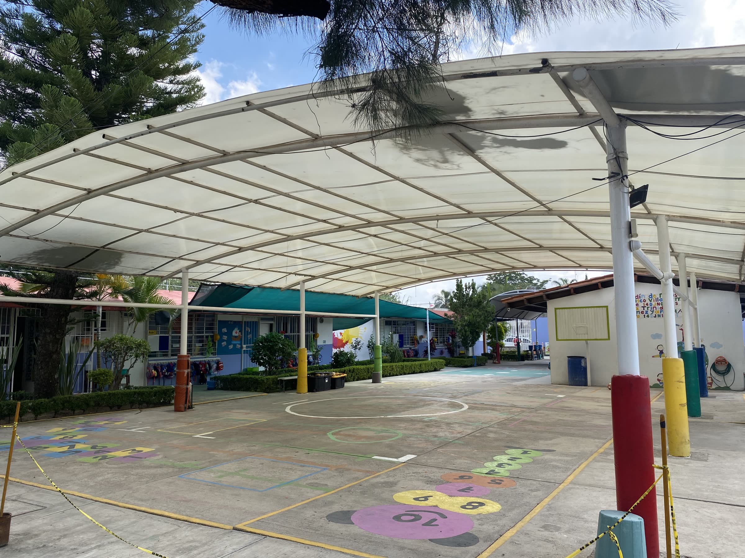 Velaria sobre el patio cívico de una escuela