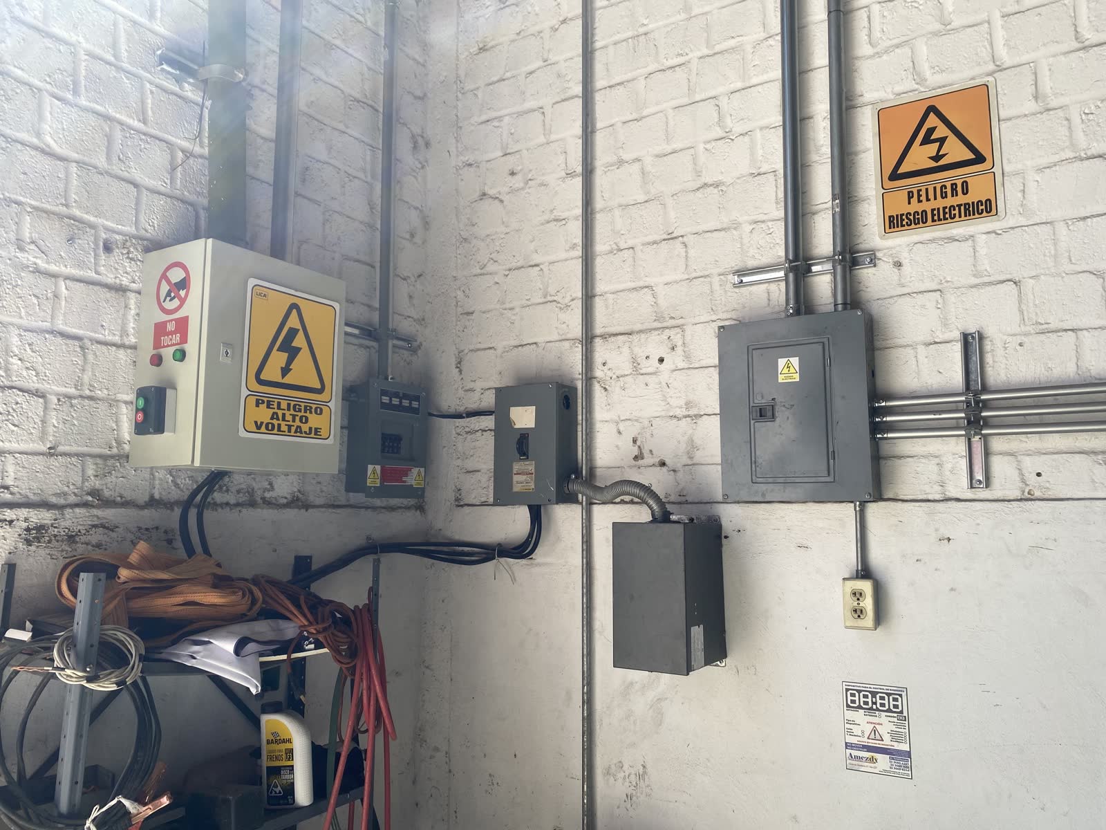 Tableros e interruptores eléctricos con tubería conduit en muro