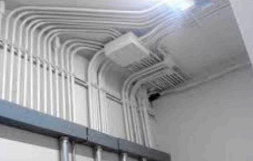 Tubería eléctrica instalada en plafón