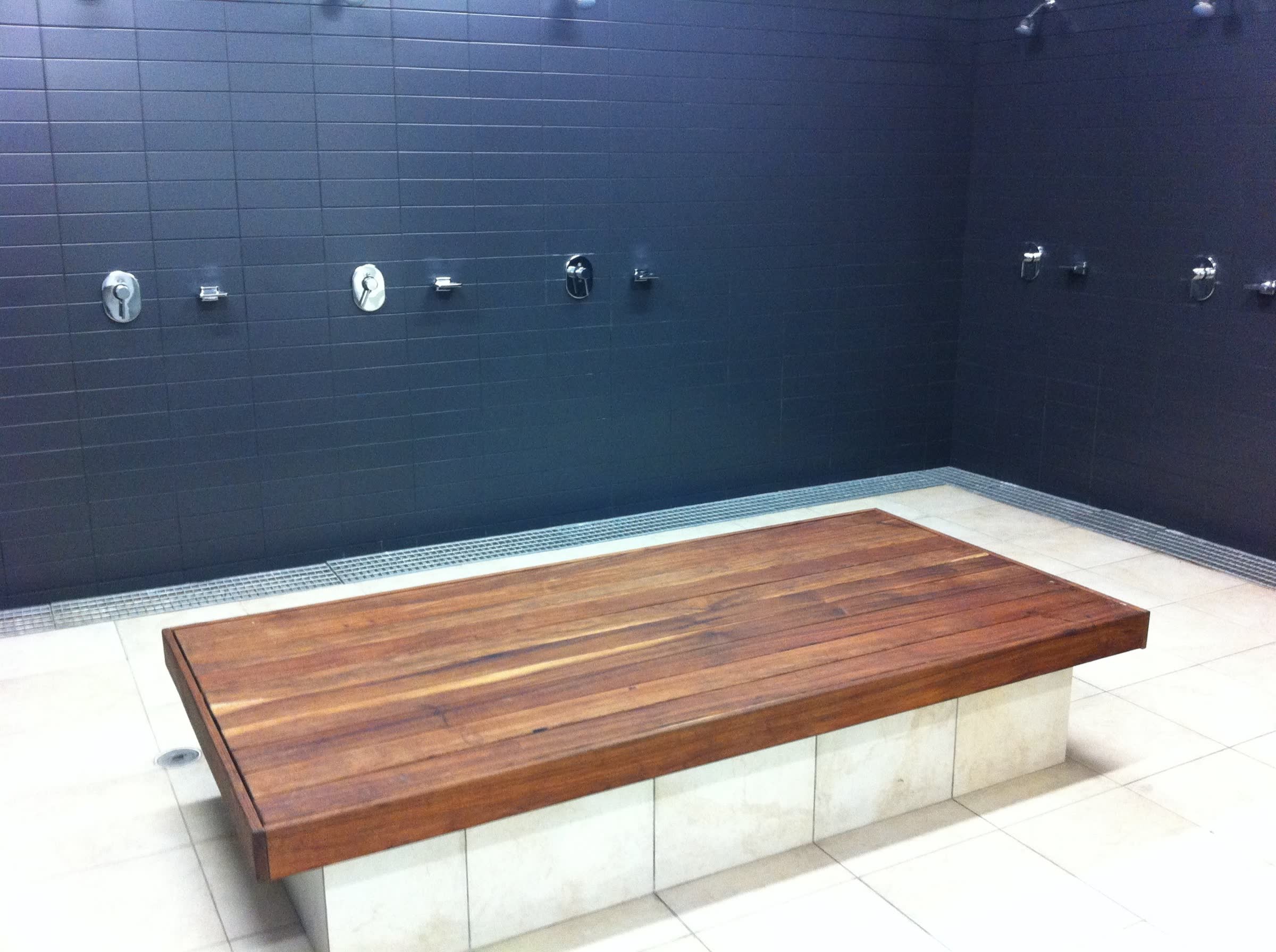 Banca de madera maciza en un vestidor deportivo